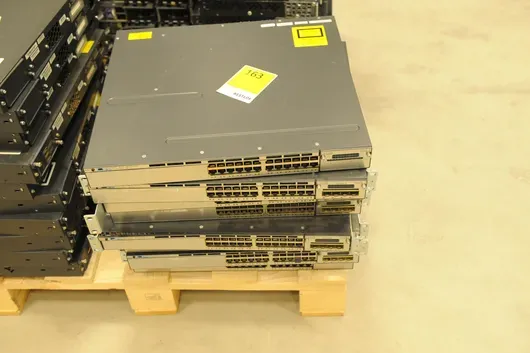 8x przełączniki Cisco 3750-X Series