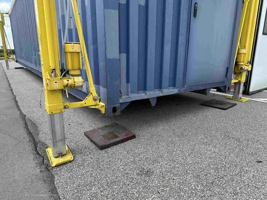 HETEK lifting system for container