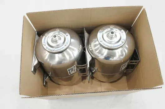2x pressure tanks