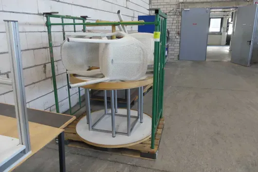 Sestava sedacího nábytku, s ložiskem