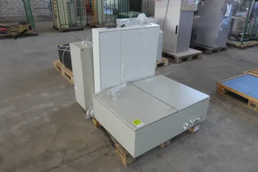 Lot d'armoires de distribution, avec palette