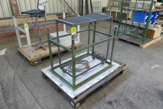 Work table and rolling table, with pallet