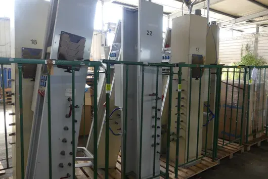 Lot of conductor rails/industrial supplies, with storage rack
