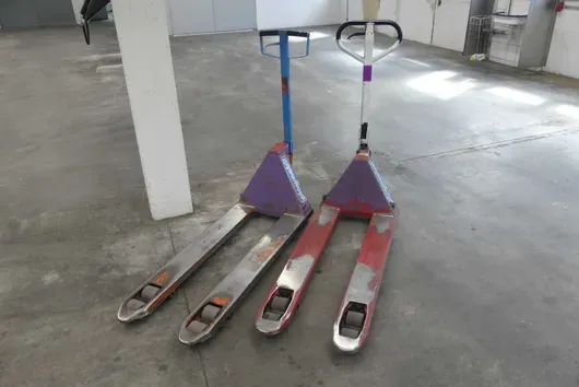 2x hand pallet trucks, various models
