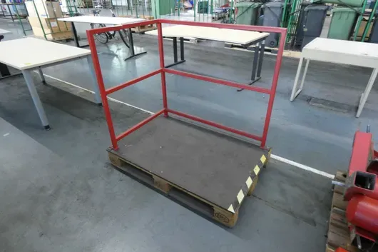 Fall protection, mounted on pallet