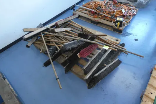 Partij bezems, met pallet
