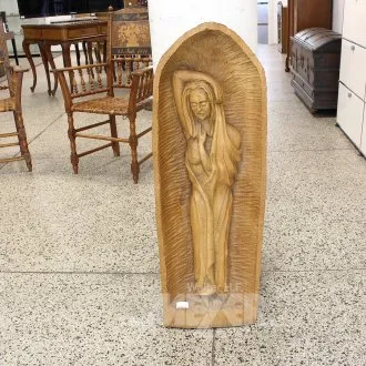 Sculpture en bois "Dame à la poitrine dénudée"