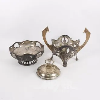 3 éléments décoratifs, incomplets