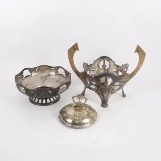 3 éléments décoratifs, incomplets