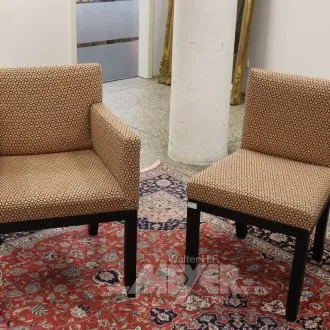 2 krzesła tapicerowane w stylu retro