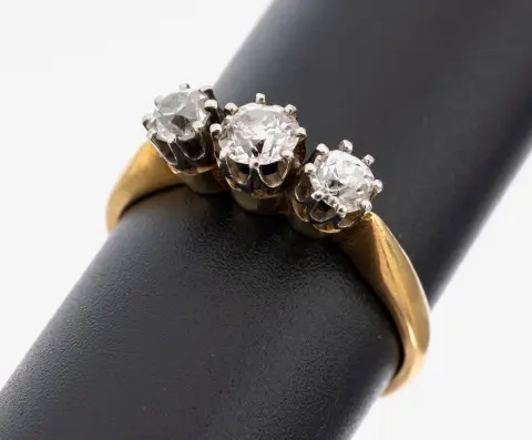 Zlatý diamantový prsten 18 kt, 20. léta 20. století, žluté/bílé zlato 750/000, 3 diamanty v bílém zlatě