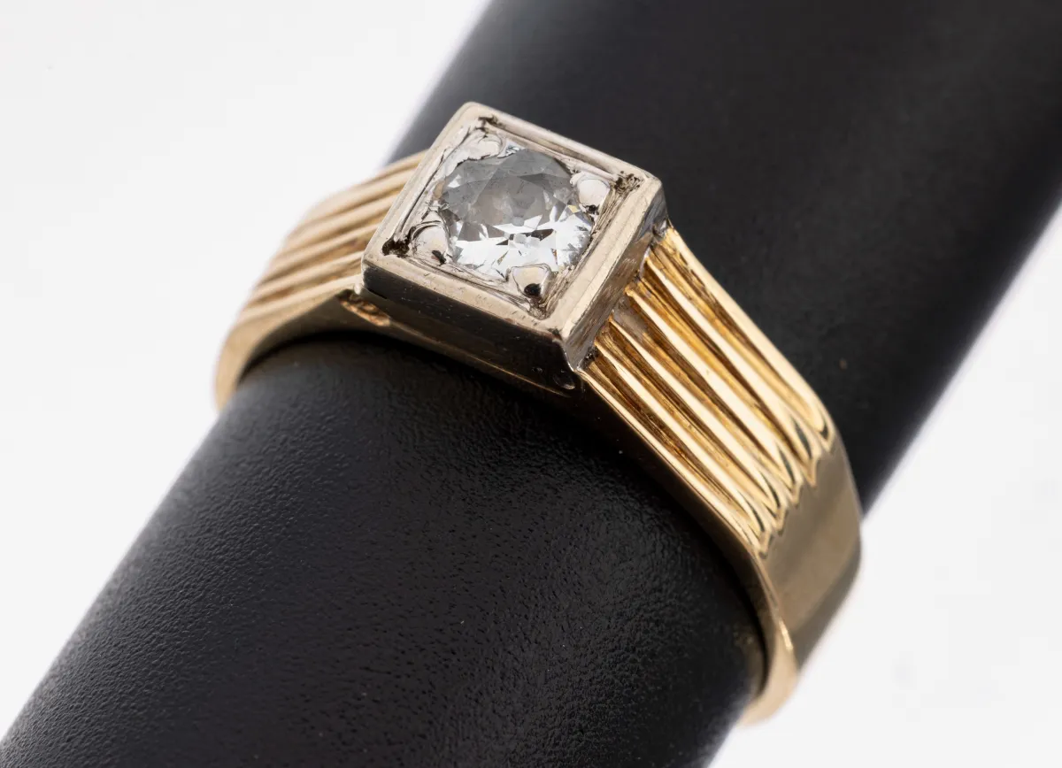 14 kt gold diamond ring, 1930s, yellow/white gold 585/000, ring shoulders grooved, in white gold
