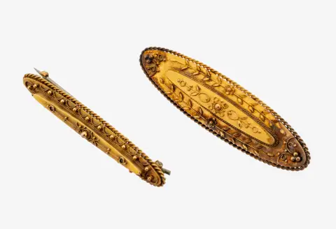 Sada 2 broží ze zlata 15 kt, Anglie kolem 1890-1900, žluté zlato 625/000, oválný tvar,