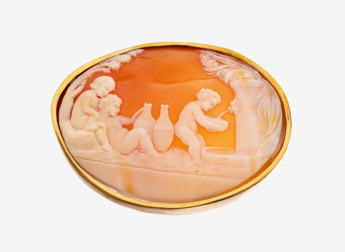 Broche camée, vers 1880-1900, monture métal doré, camée ovale en coquille, représentation