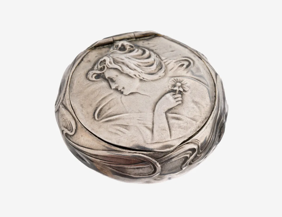 Jugendstil-Pillendose, wohl deutsch um 1900, Silber geprüft, Deckel mit zeittyp