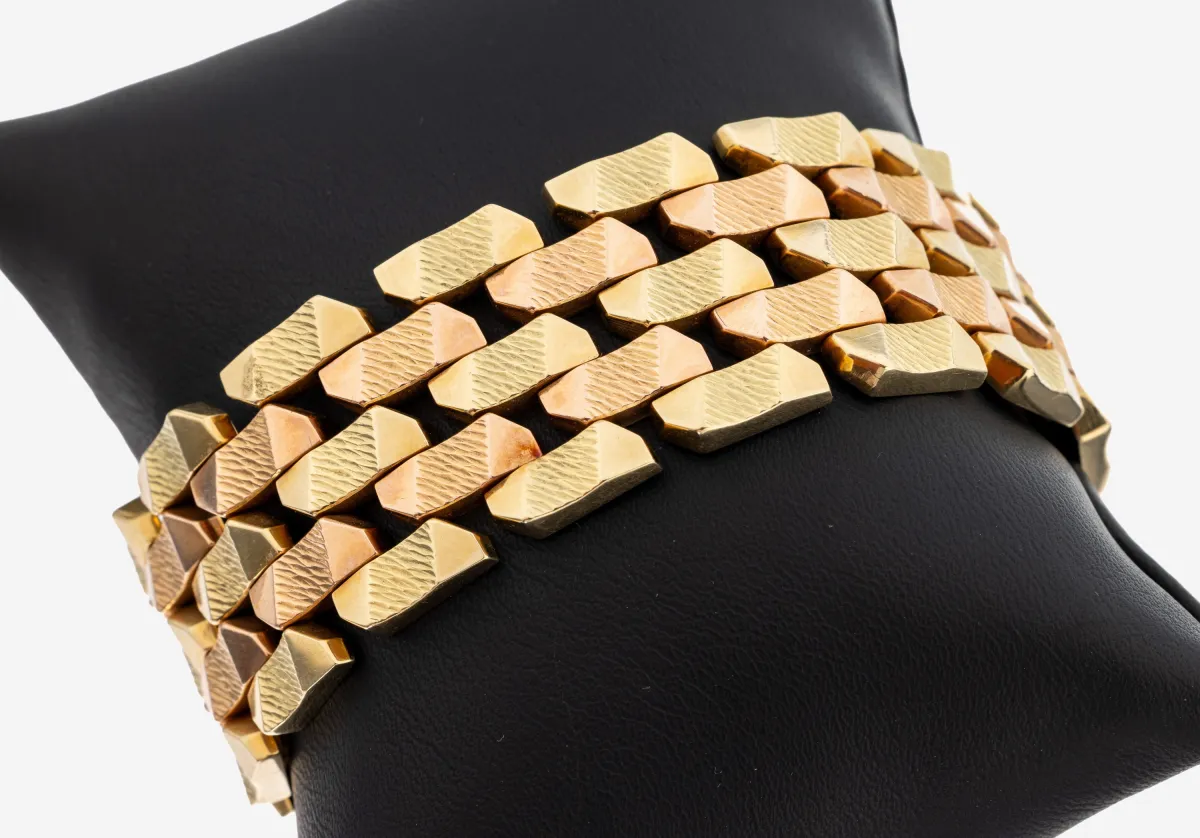 14 kt gouden armband, jaren 1960, wit/rosé goud 585/000, baksteenpatroon, schakels deels gestructureerd