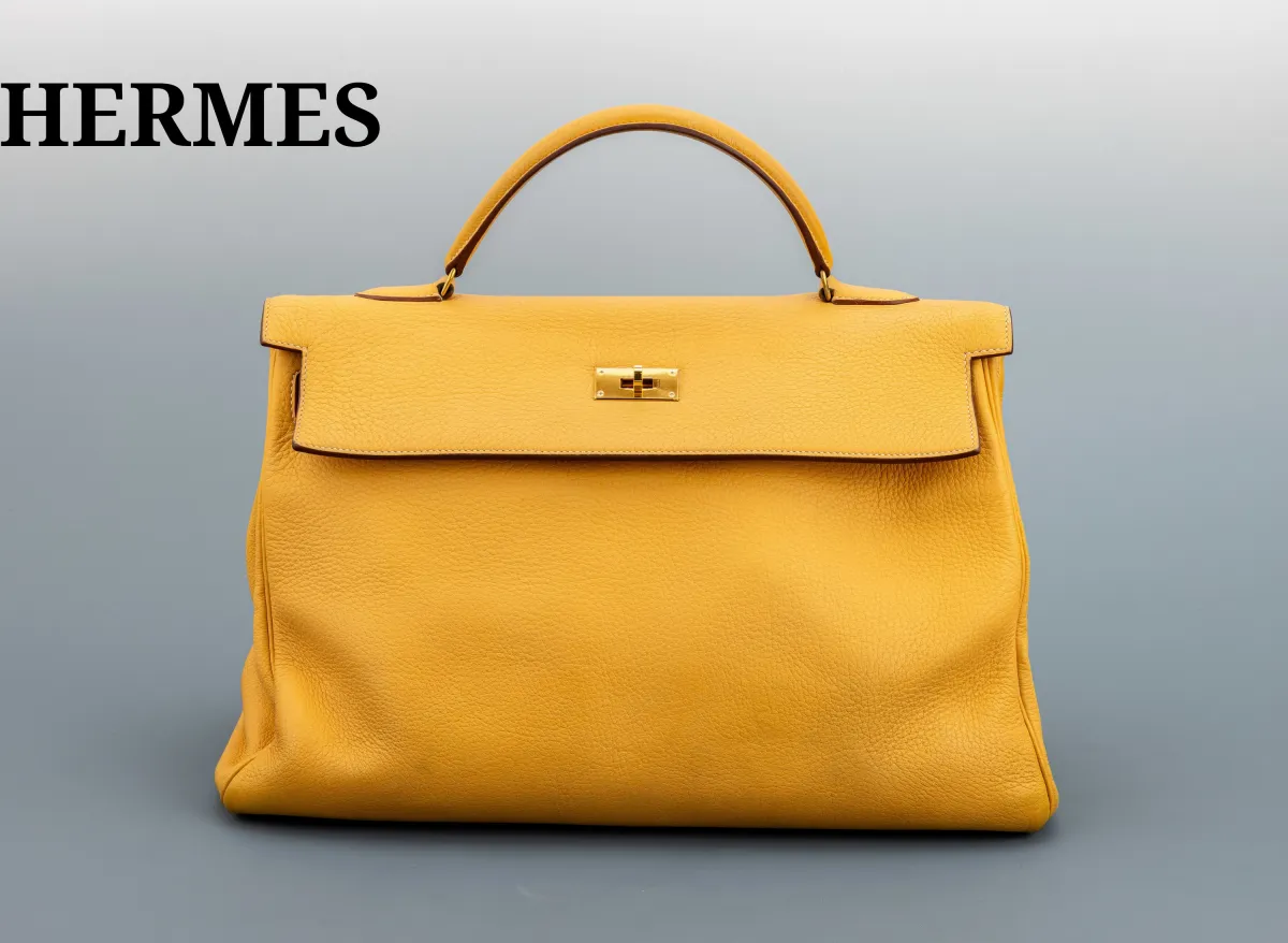 HERMES KELLY BAG 40, 1997, goldfarb. Togo- Leder, goldfarb. Hardware, bogenförmiger