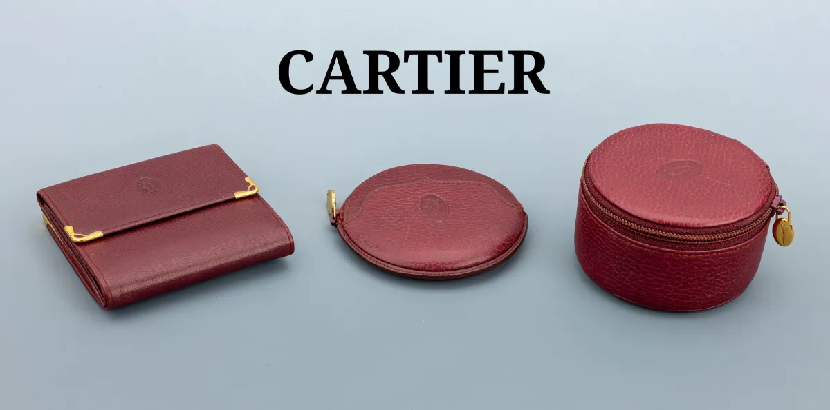 Lot de 3 accessoires en cuir CARTIER, cuir bordeaux, 1 étui rond, compartiment principal