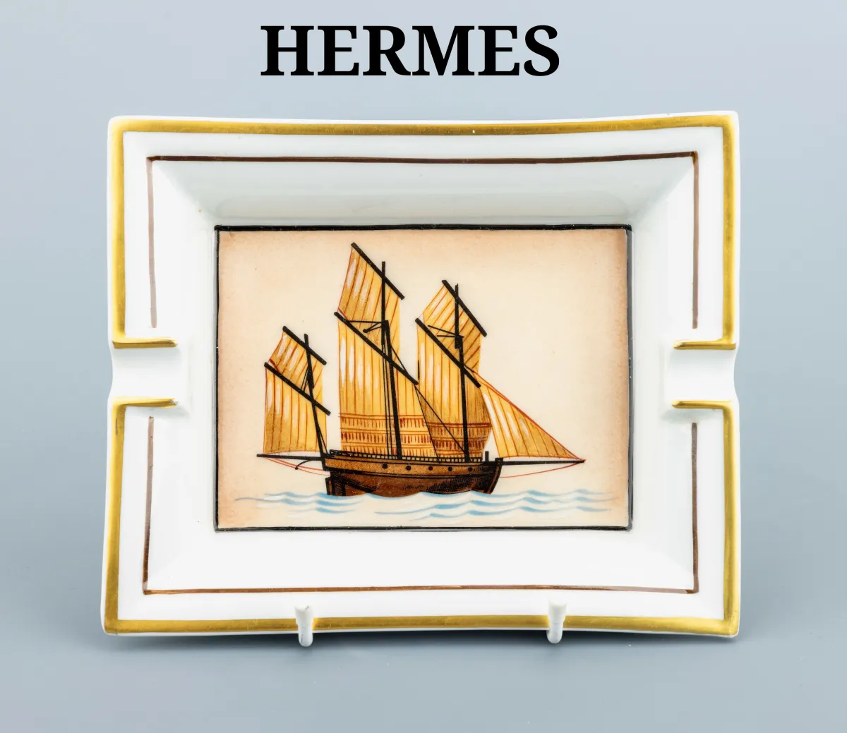 HERMES asbak, porselein, afbeelding van een driemaster, bruin en goud