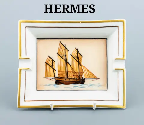 Cendrier HERMES, porcelaine, représentation d'un trois-mâts, brun et doré