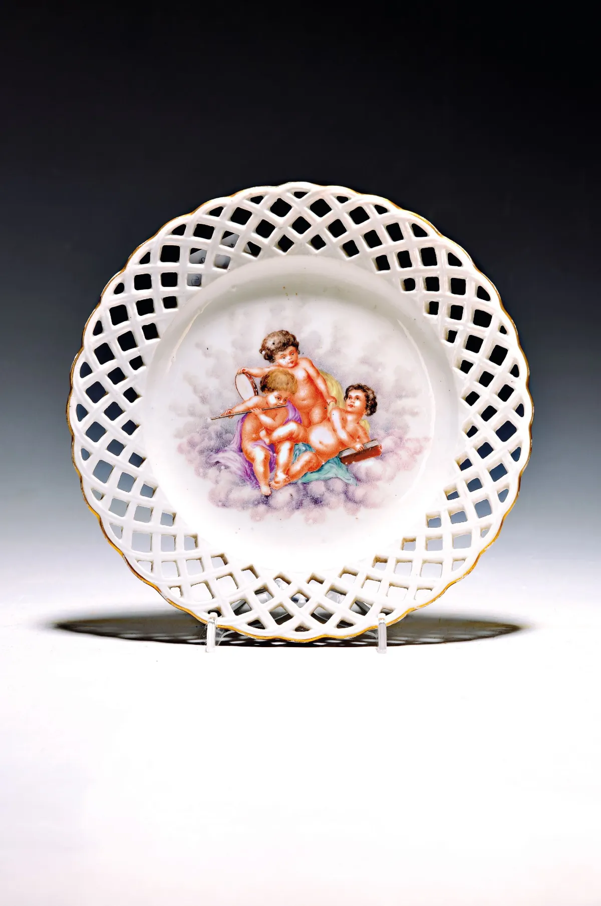 Talerz deserowy, Höchst, ok. 1765, porcelana, trzy muzykujące putta na chmurach, kolorowy