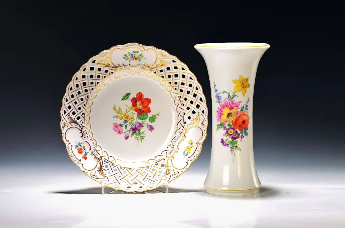 Teller und Vase, Meissen, 20. Jh., Teller mit ausgeschnittenem Rand, Blumenmalerei, D