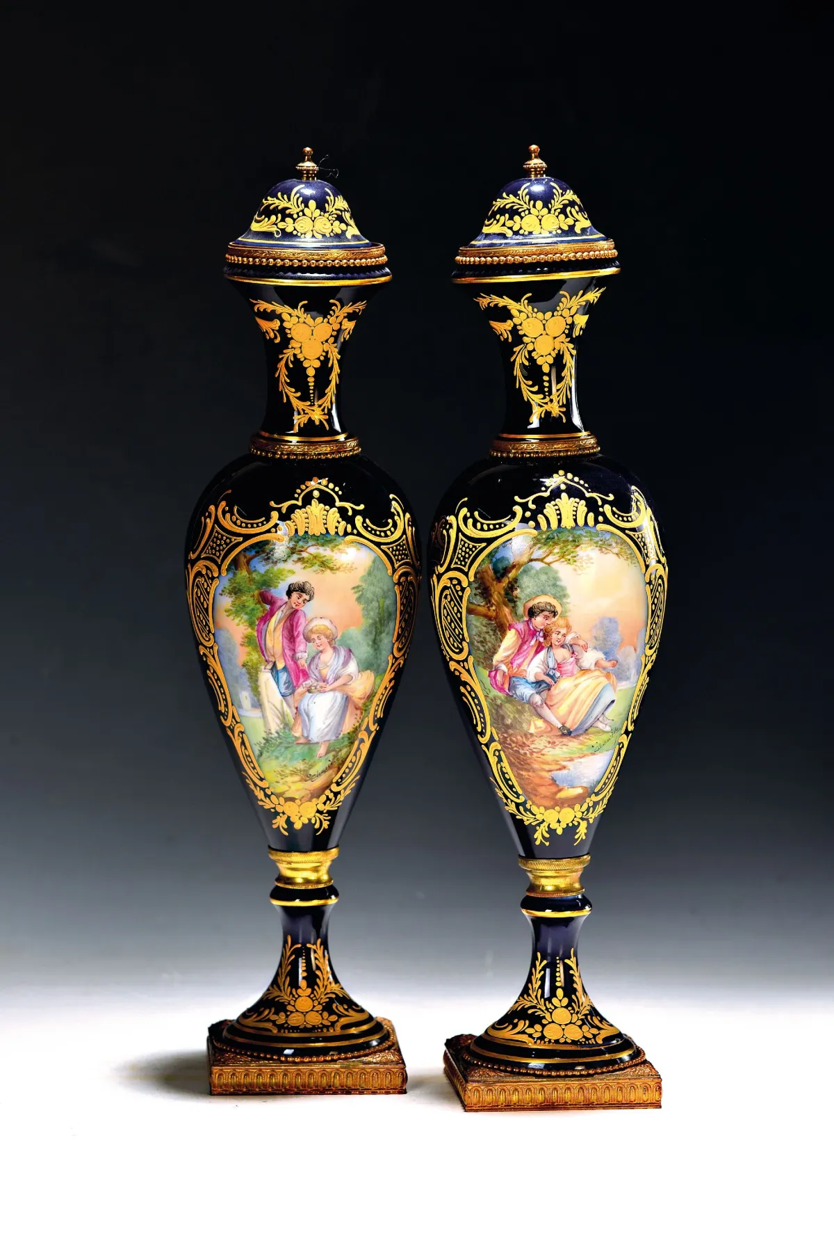 Pár ozdobných váz, Francie, kolem 1890, porcelán kobaltově modře glazovaný s bohatým