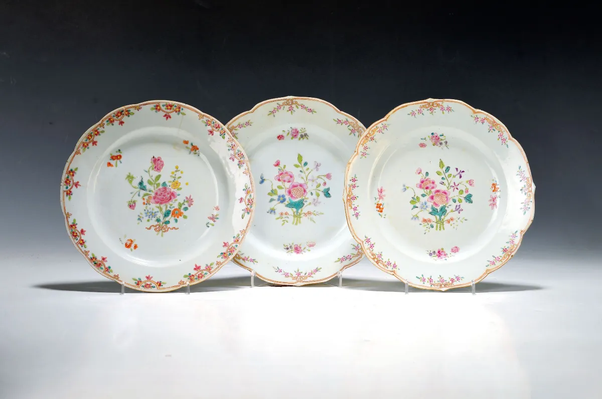 Trois assiettes, Chine, 18e s., famille rose, porcelaine, décor floral, fêlées