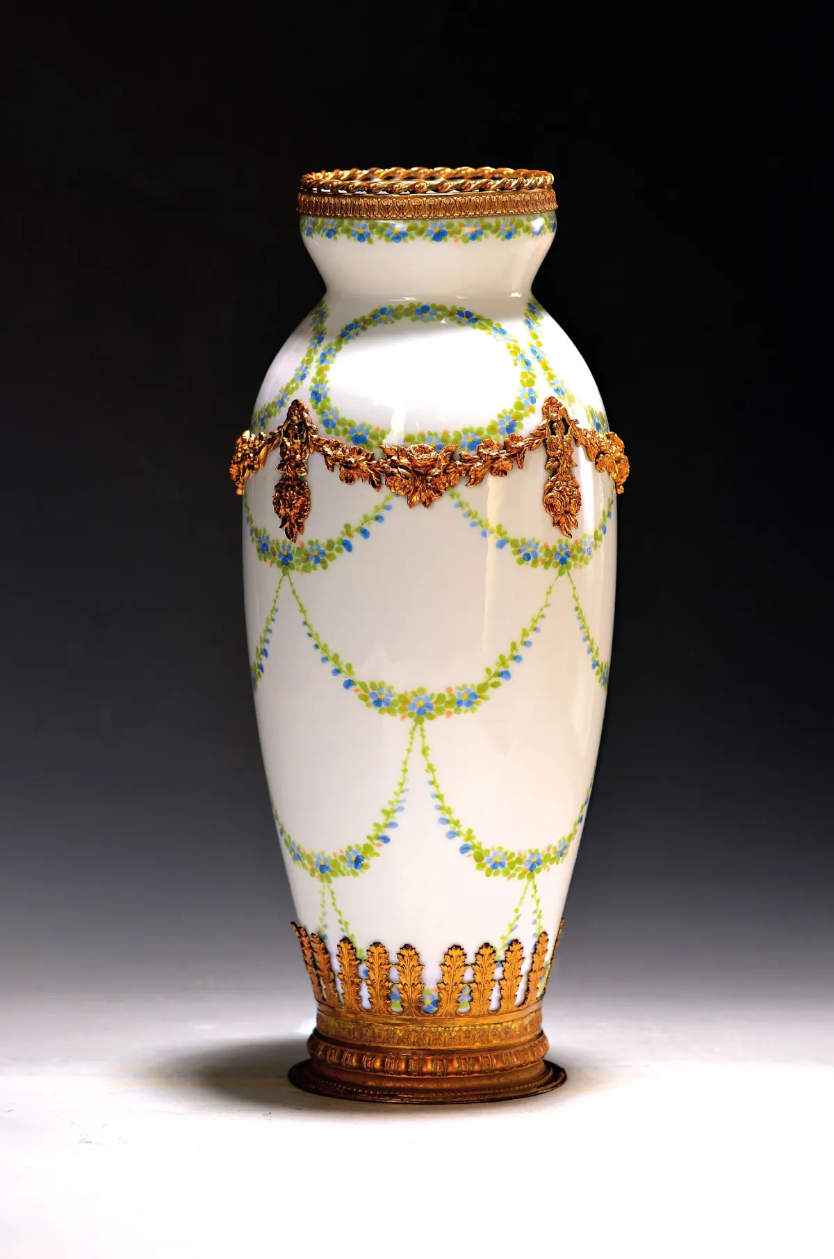 Vase, Österreich, um 1900, Porzellan, bunt bemalt mit Vergißmeinnichtgirlanden, mit