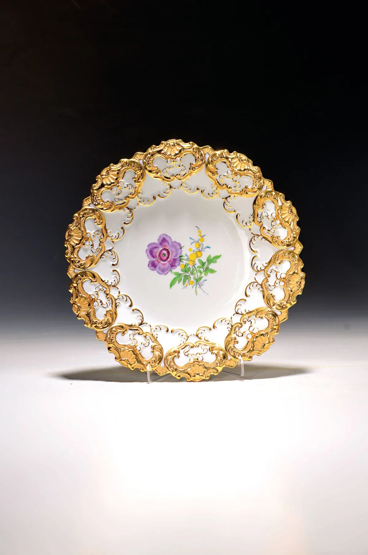 Pronkbord, Meissen, na 1945, 2e keus, porselein, reliëfdecor met verguldsel