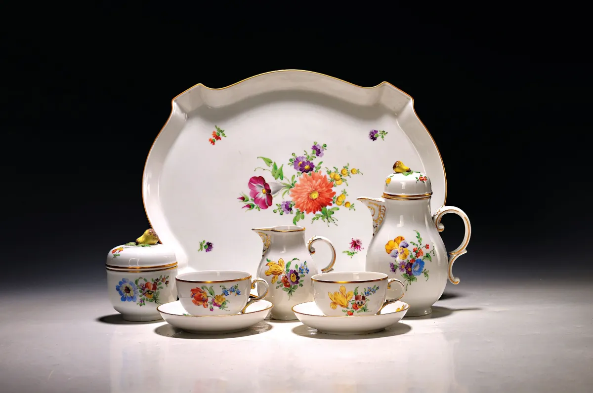 Tete-a-tete, Hoechst, 2.H.20.Jh., polychrome Blumenbukettmalerei, Kanne H.ca.18cm;