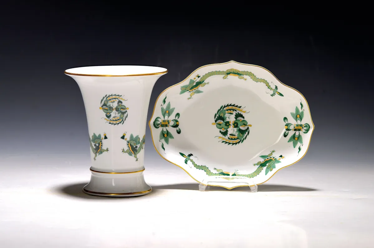 Vase trompette et coupe, dragon de cour vert, Meissen, après 1945, porcelaine, rehaut d'or