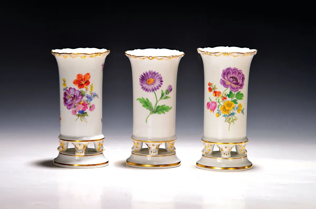3 voetvazen met bloemschildering, Meissen, 20e eeuw, porselein, 1x Knauf-periode circa 1900