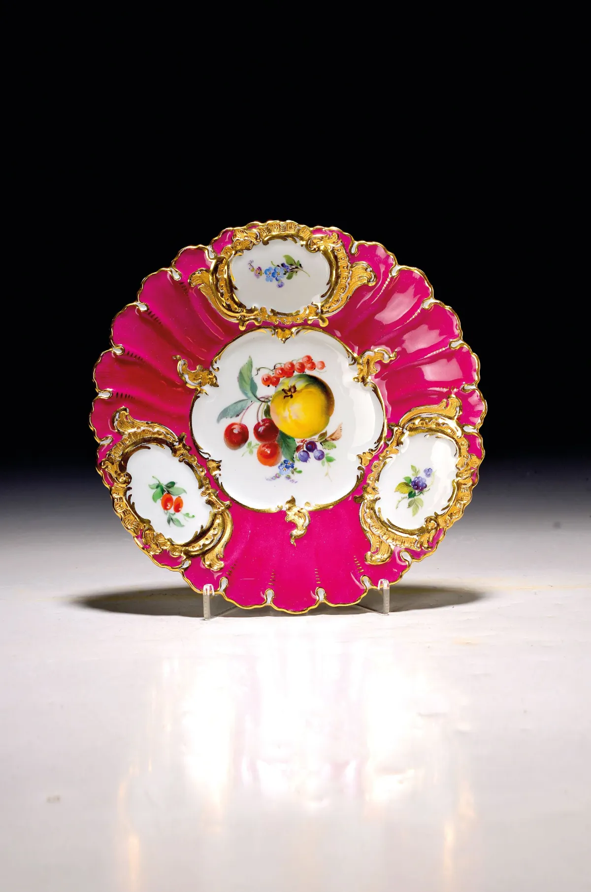 Pronkbord, Meissen, Pfeiffer-periode, porselein, purperen fond, reliëfdecor