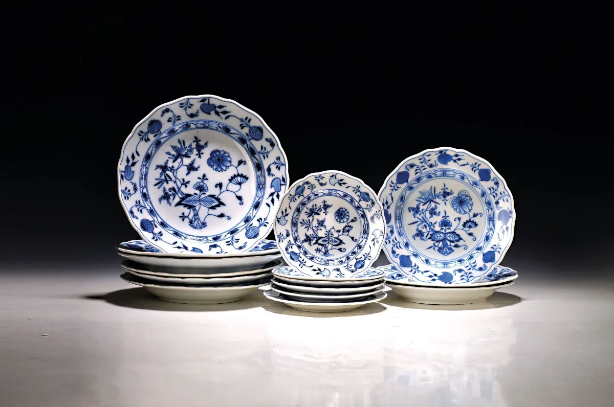 Lot van 16 variërende borden, uienpatroon, Meissen, overwegend 2e helft