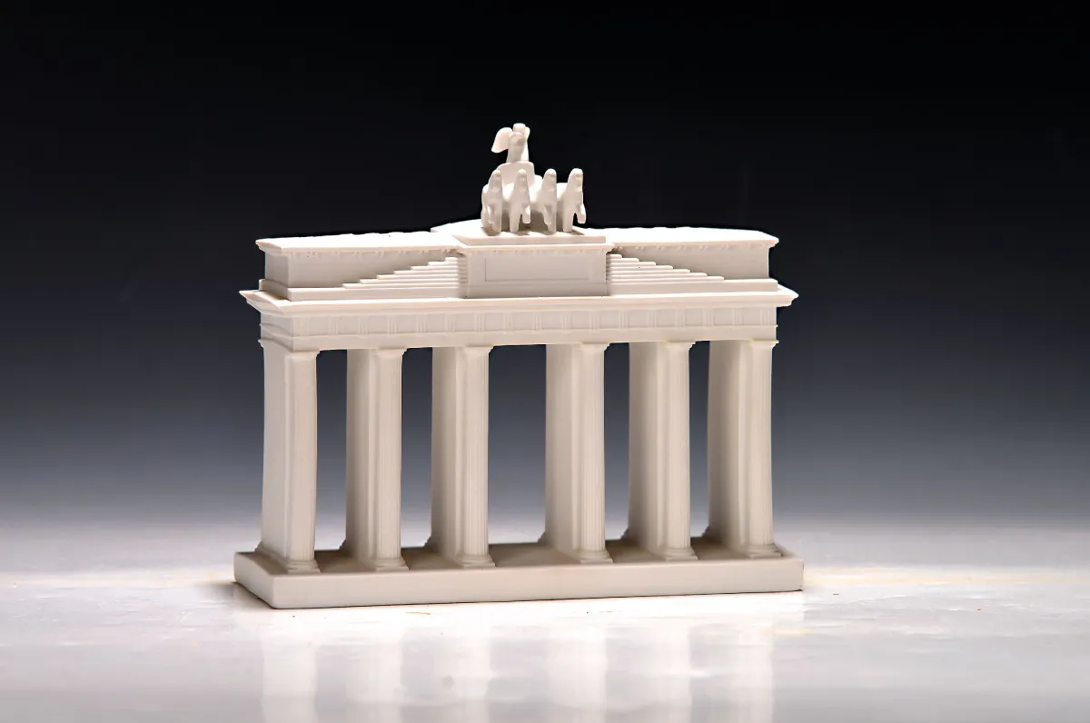 Braniborská brána, KPM, Berlín, 1993-2000, biskvitový porcelán, 15x17x7 cm