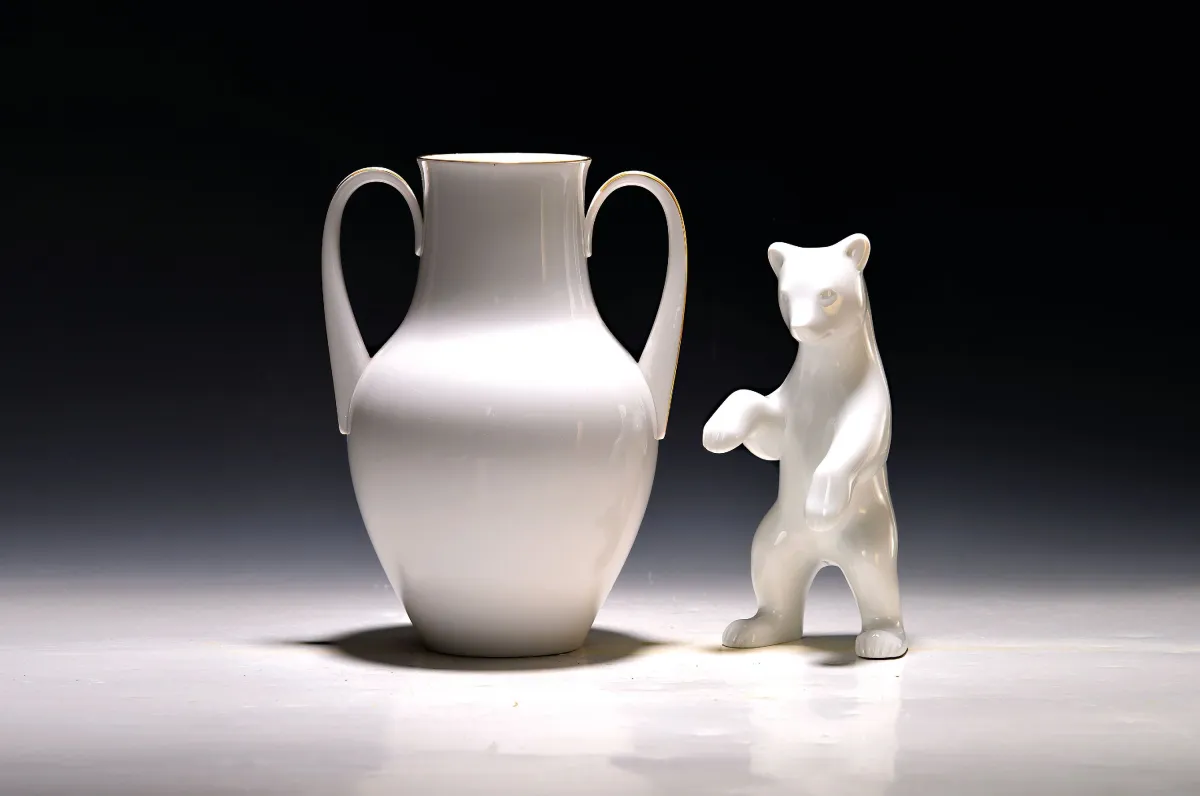 Vase à deux anses et sculpture d'ours, KPM Berlin, 2e moitié 20e s., porcelaine blanche, vase avec