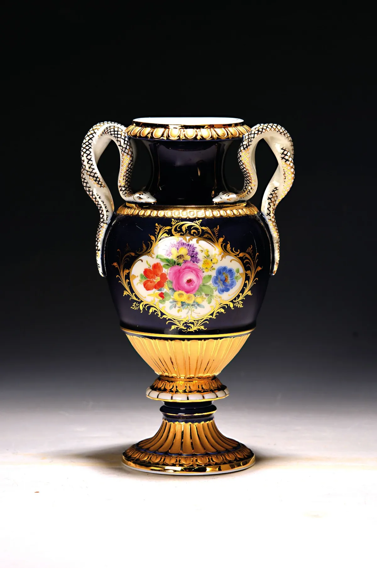 Váza s hadím hrdlem a královským modrým fondem, Meissen, po 1945, 2. jakost, porcelán, bohatá