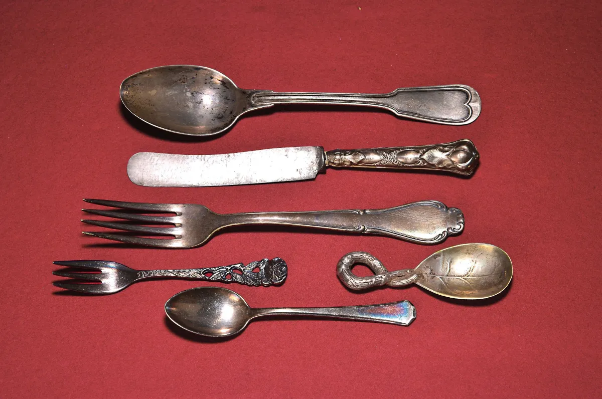 Large lot of 44 table objects, of which 18 silver objects, silver: 4 knives, 9