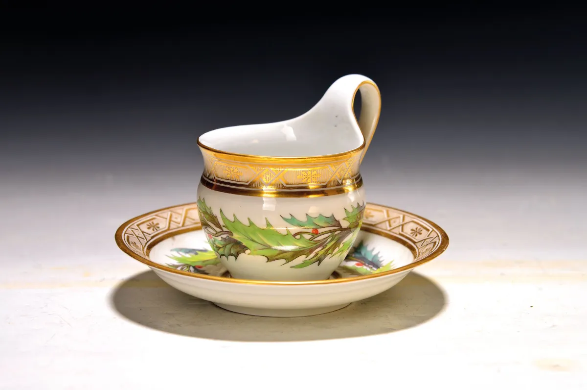 Tasse avec soucoupe, KPM Berlin, vers 1800, porcelaine, décor de palmettes, bordure dorée, traces d'âge