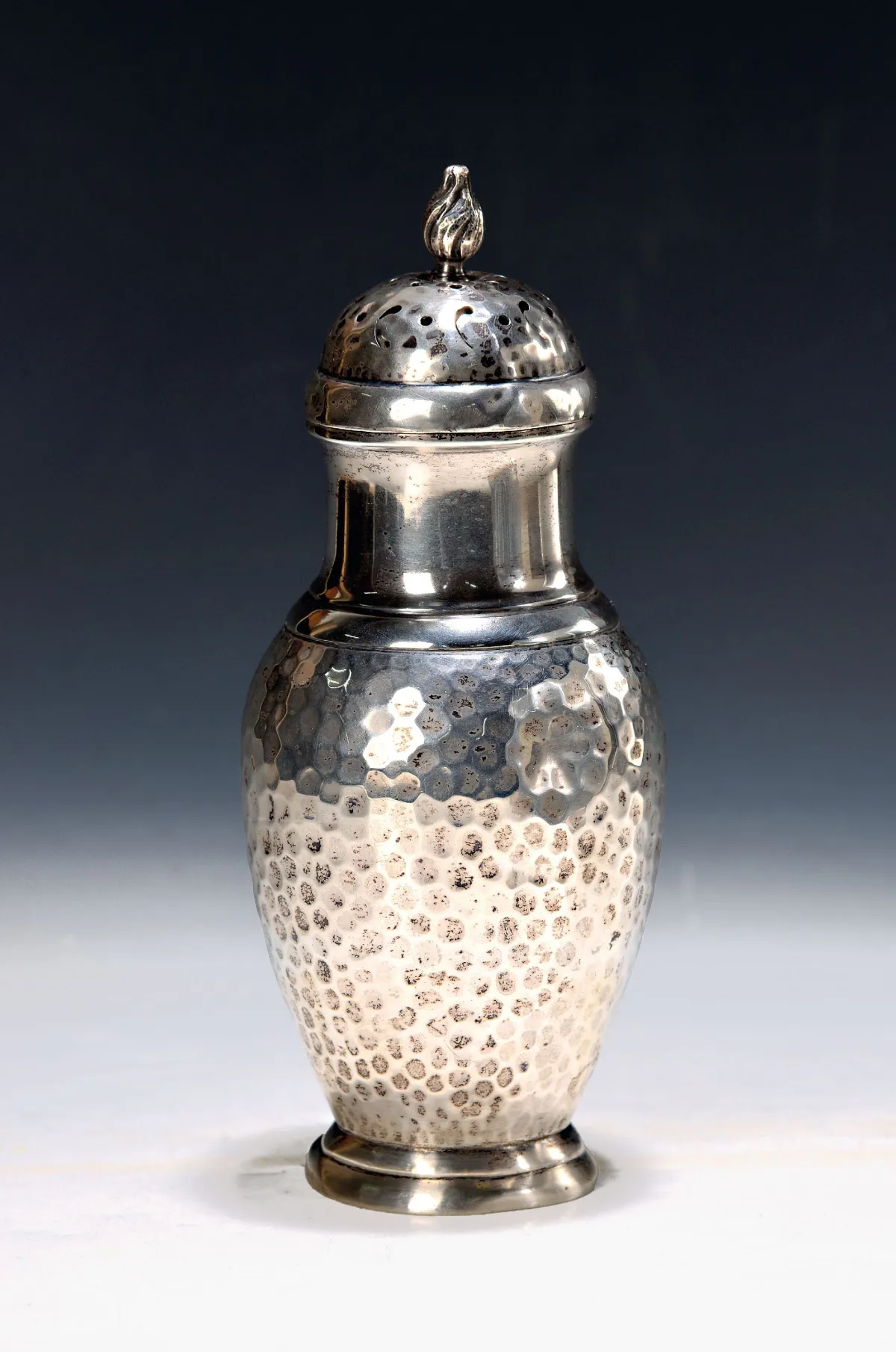 Salière en argent, Christian F. Heise, Copenhague, 1917, 228g, décor martelé