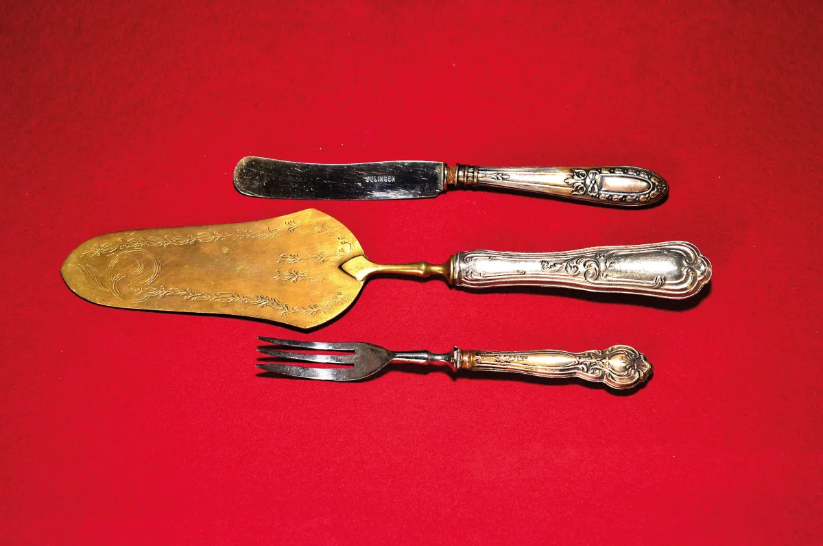27 Gabeln und Messer und ein Tortenheber mit Silbergriffen, wohl überwiegend Italien,