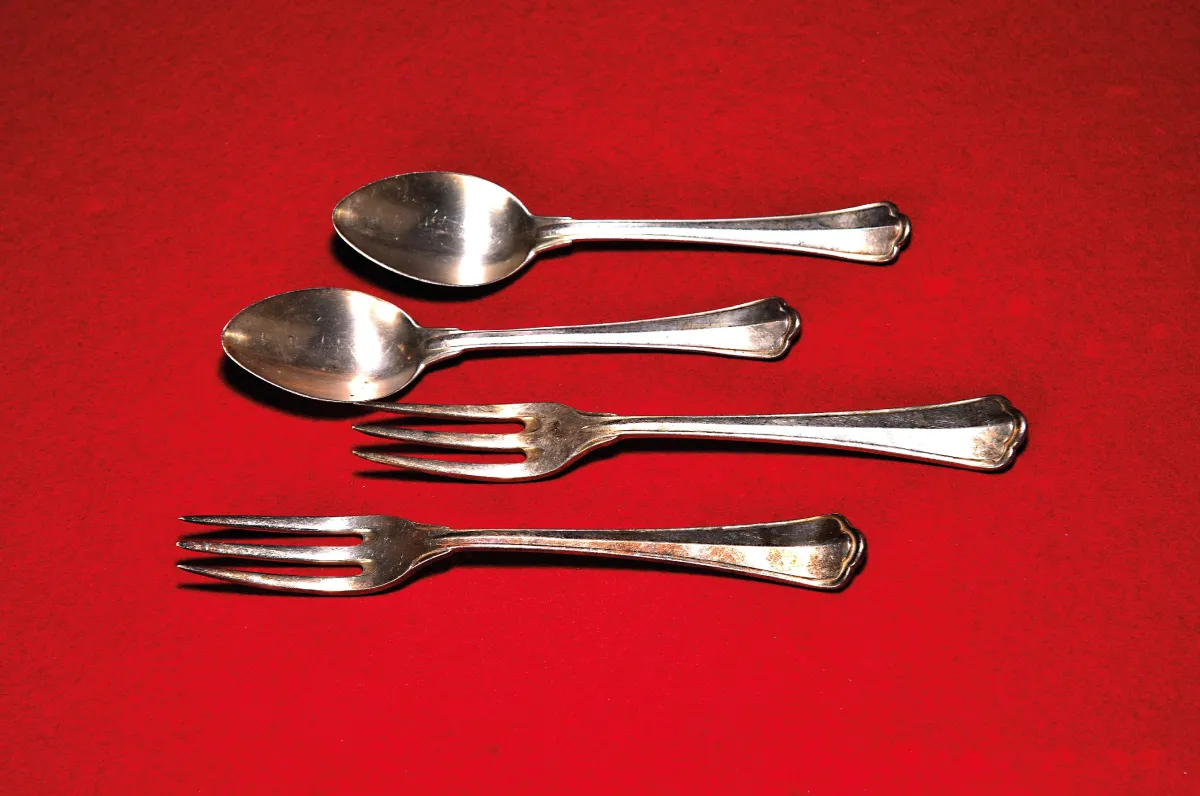 10 Kuchengabeln und 11 Kaffeelöffel, wohl Italien, bez. La Vitrum, 20.Jh., Weißmetall,