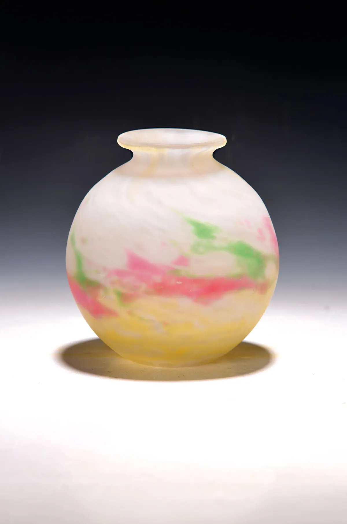 Kugelvase, Müller Freres, Luneville, nach 1919, farbloses Überfangglas, mattiert,
