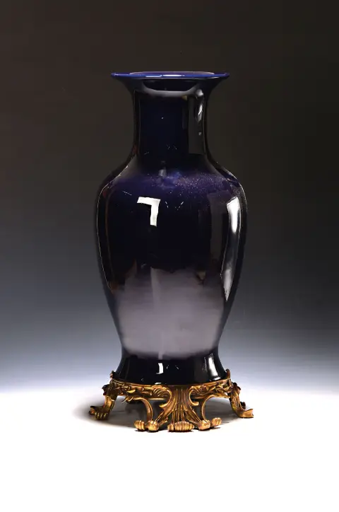 Grand vase décoratif avec monture en bronze, probablement United Wilson Porcelain Company, Hong Kong