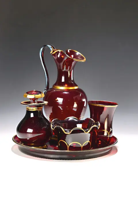 Service à boire Biedermeier, vers 1840/50, verre incolore rubiné, décor doré, carafe, verre