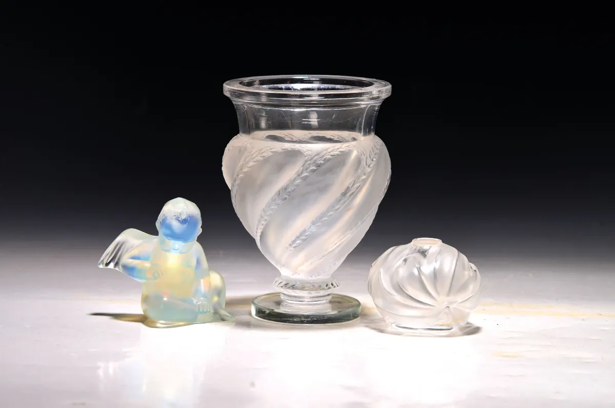 Drie glazen onderdelen, Lalique France, voetvaas, gedraaid decor, mat, H. 14 cm, klein