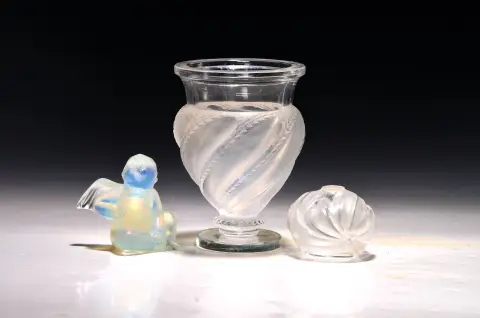 Trois pièces en verre, Lalique France, vase sur pied, décor torsadé, mat, H. 14 cm, petit