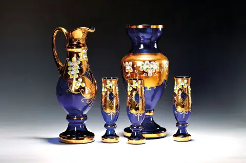 Carafe avec 6 verres et vase, Tchéquie, milieu du 20e s., verre bleu richement doré