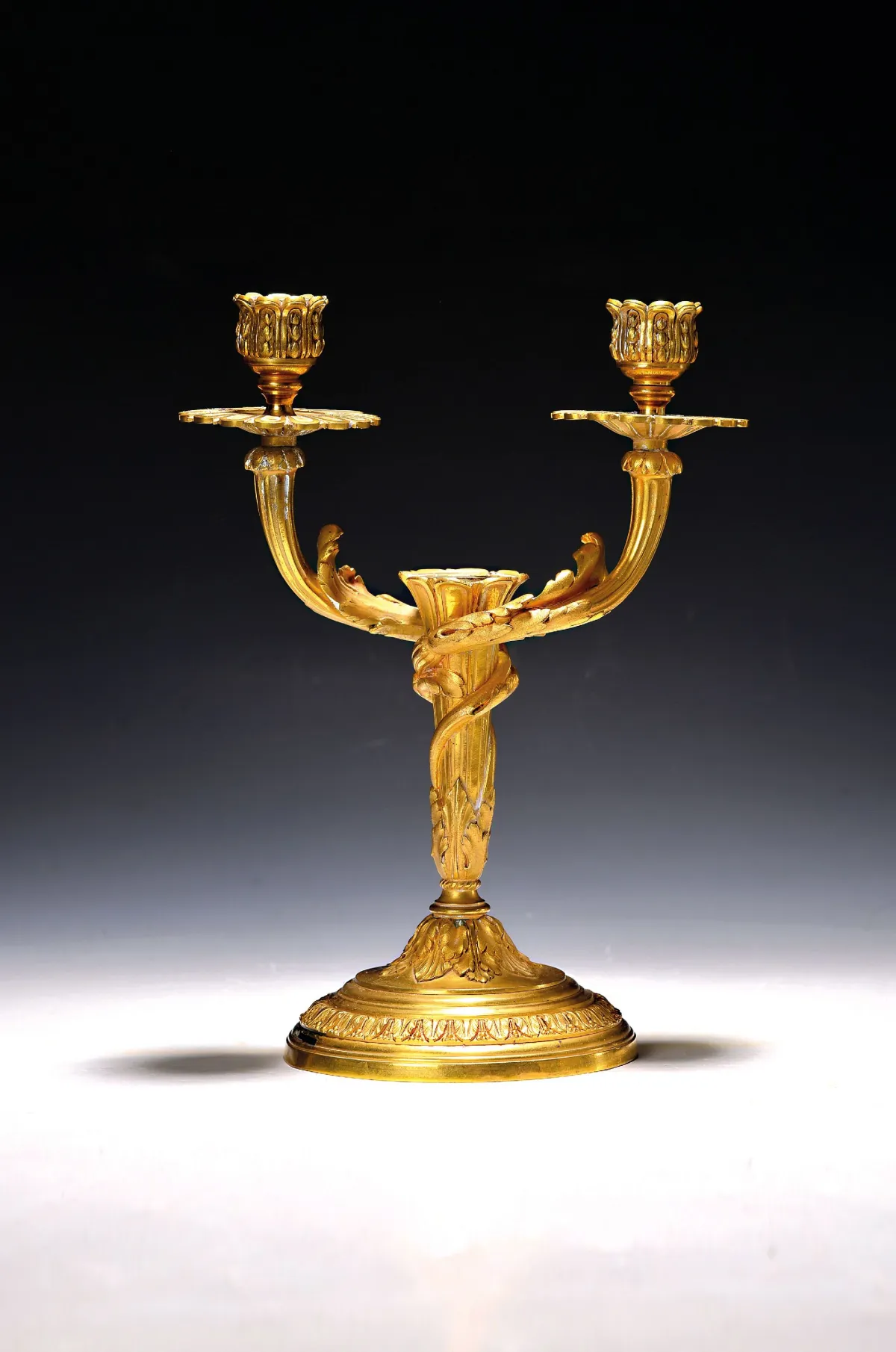 Bougeoir style Empire, 20e s., bronze, trois feux, décor d'acanthe, H. 28 cm, trois